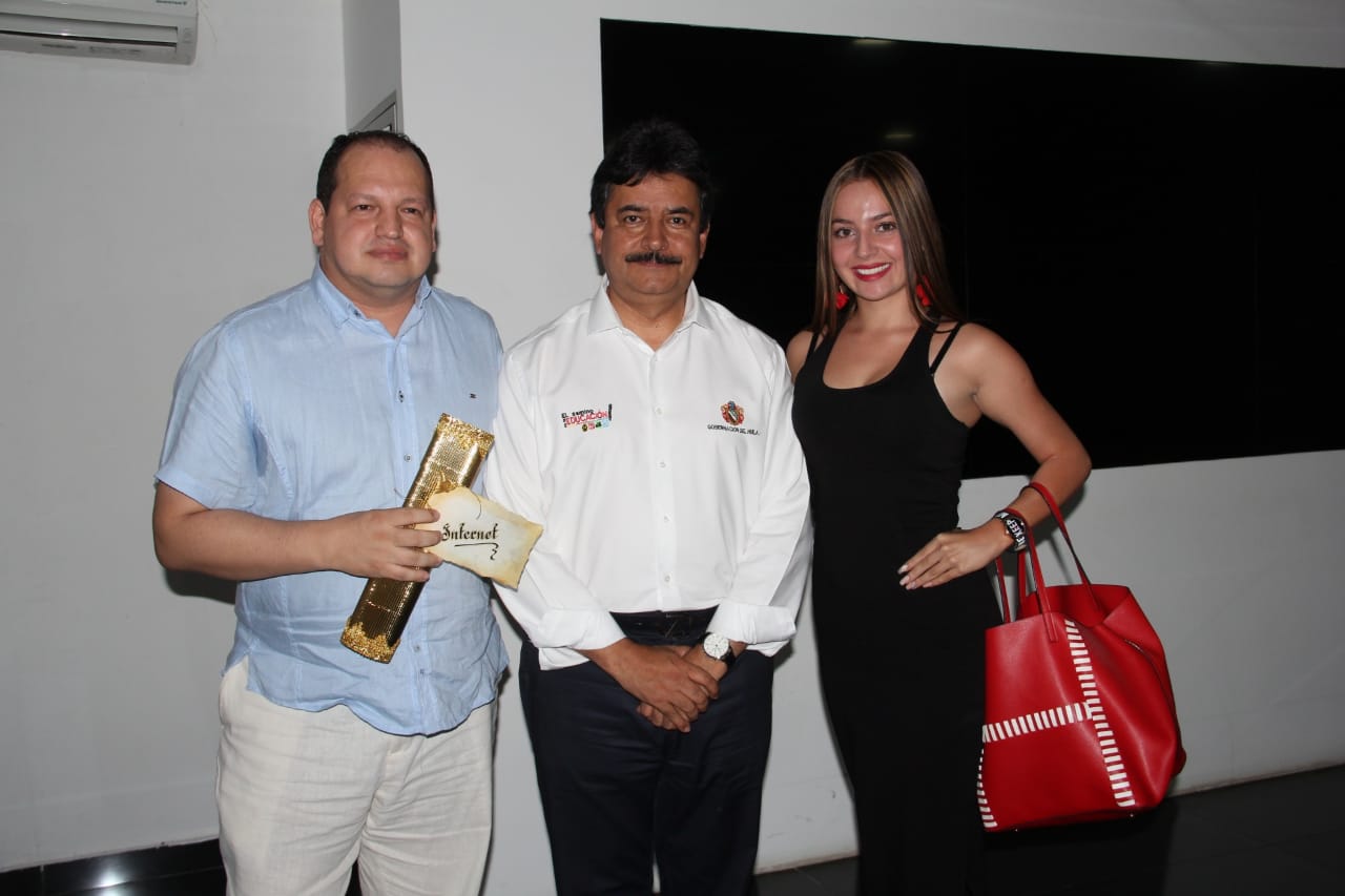 Jhon Freddy Figueroa, gobernador del Huila, Carlos Julio González Villa, y Laura Vanessa Quimbaya Gaitán.